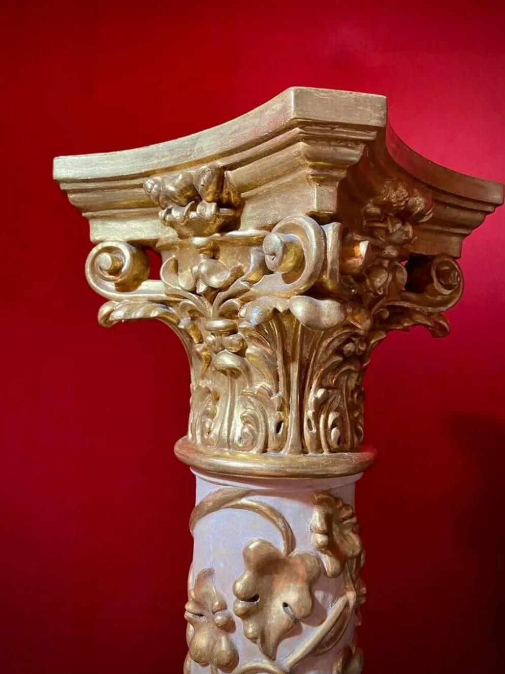 Colonne en piédestal italienne en laque blanche et feuille d'or