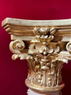 Colonne en piédestal italienne en laque blanche et feuille d'or