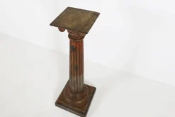 Colonne ou piédestal corinthien en bois sculpté ancien, France vers 1890