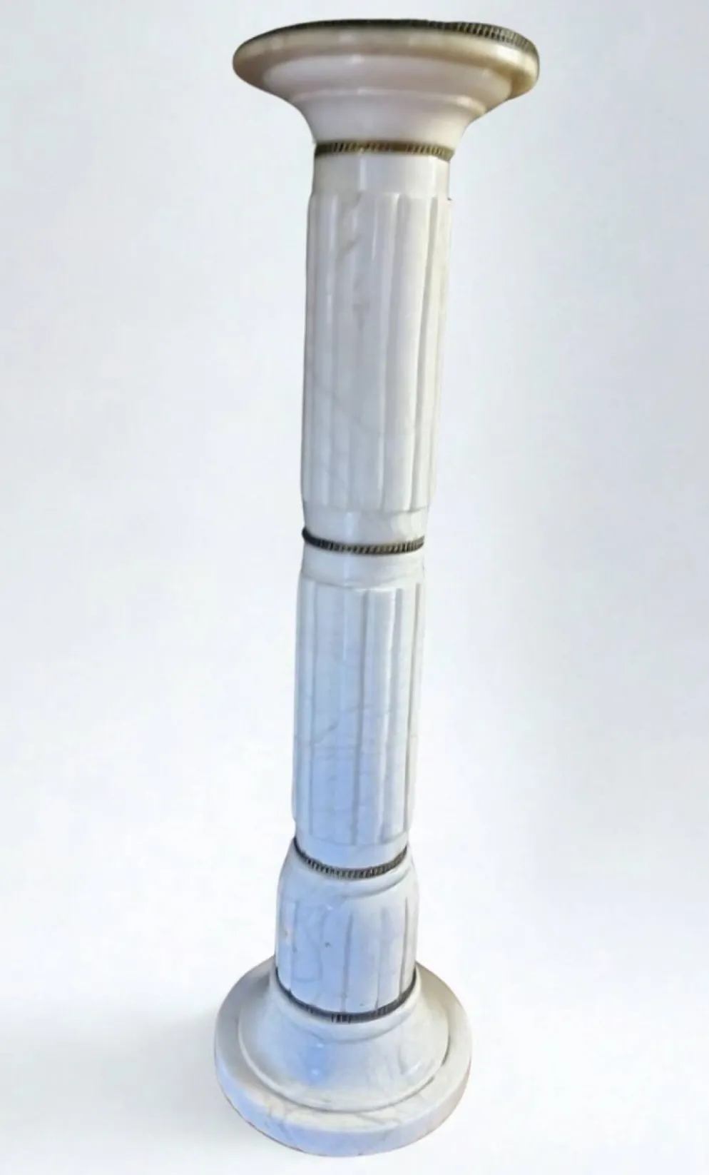 Colonne, piédestal en albâtre et bronze d’inspiration antique