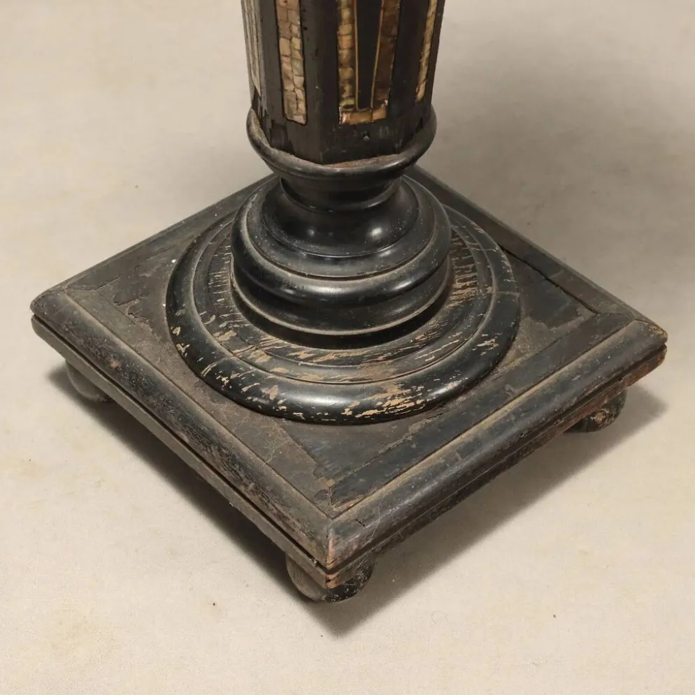 Colonnes anciennes en bois ébonisé et nacre, XIXe siècle
