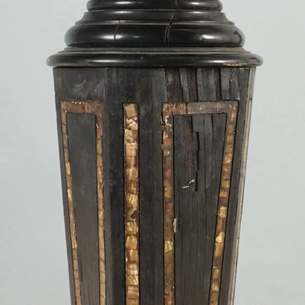Colonnes anciennes en bois ébonisé et nacre, XIXe siècle