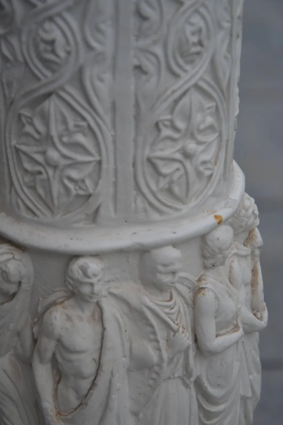 2 colonnes anciennes en plâtre