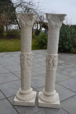 2 colonnes anciennes en plâtre