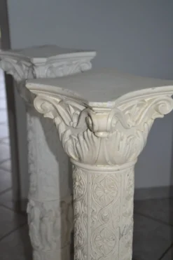 2 colonnes anciennes en plâtre