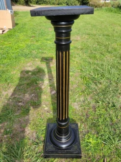 Colonne, sellette Napoléon III en bois noirci et feuille d'or, milieu XIXème