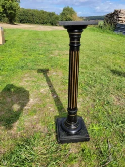 Colonne, sellette Napoléon III en bois noirci et feuille d'or, milieu XIXème