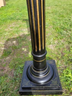 Colonne, sellette Napoléon III en bois noirci et feuille d'or, milieu XIXème
