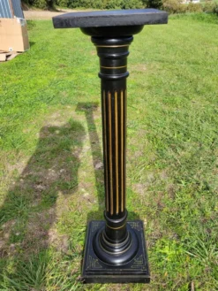 Colonne, sellette Napoléon III en bois noirci et feuille d'or, milieu XIXème