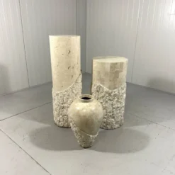 Colonnes et vase en pierre de travertin de Mactan, années 1980