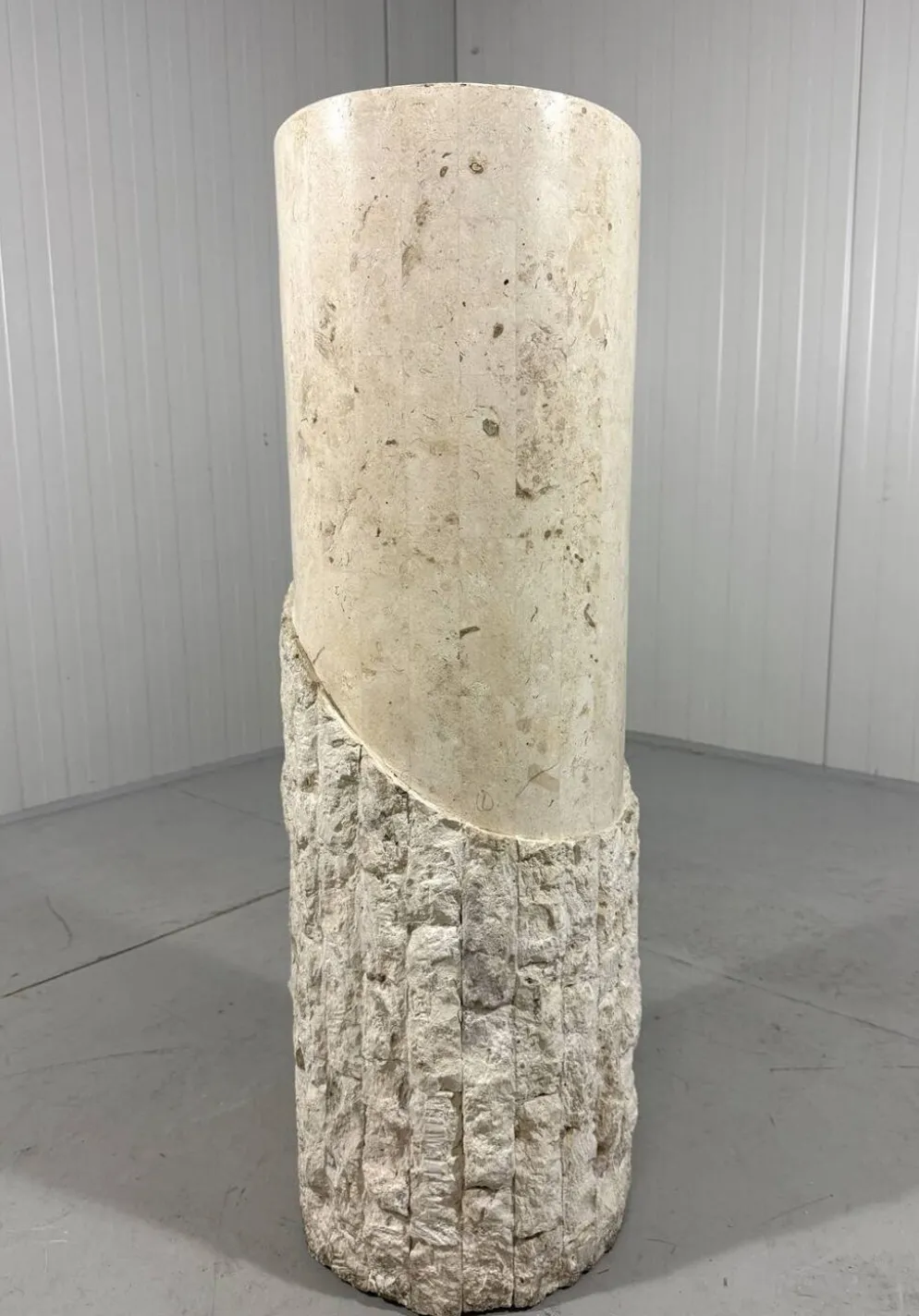 Colonnes et vase en pierre de travertin de Mactan, années 1980
