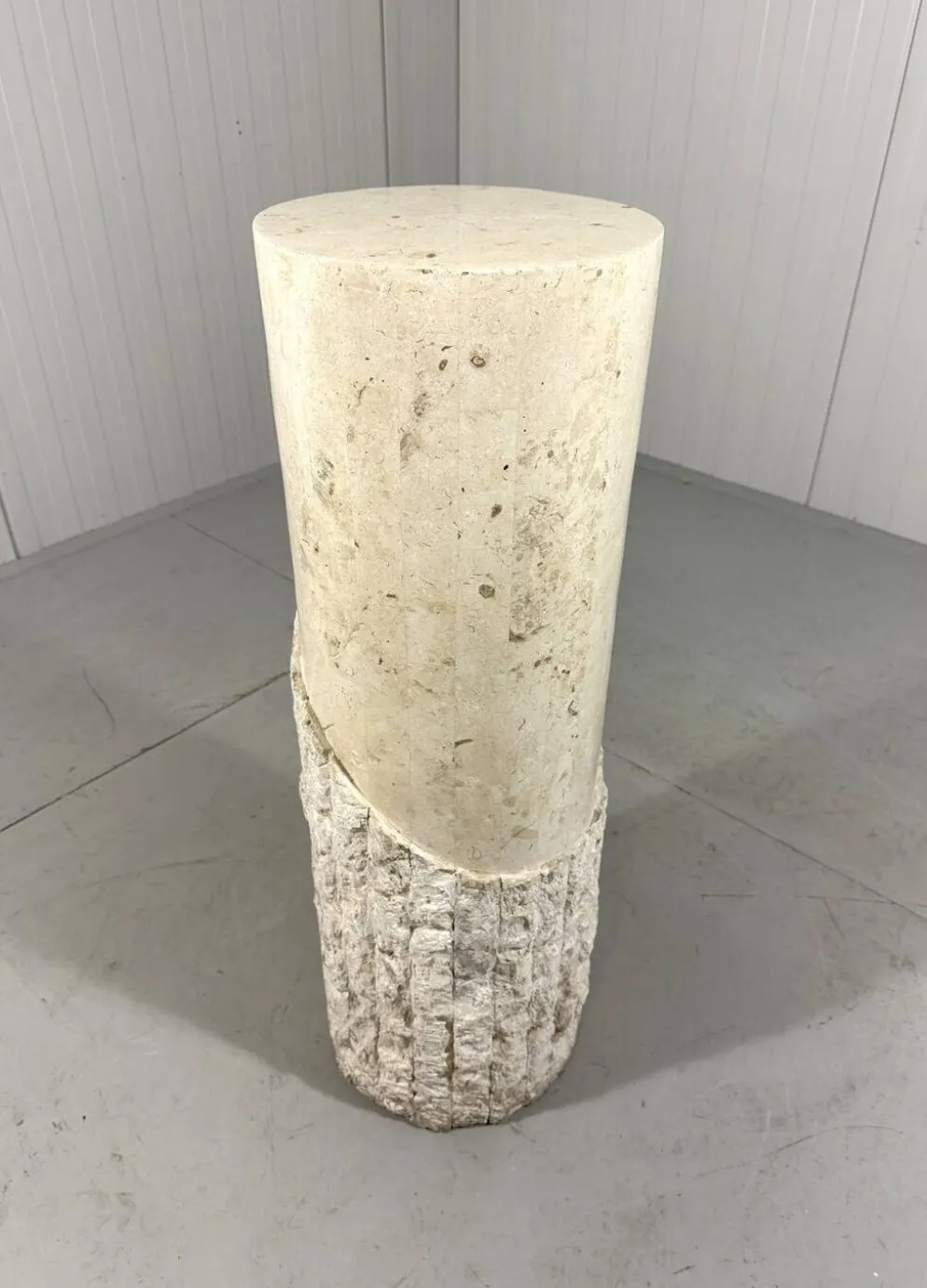 Colonnes et vase en pierre de travertin de Mactan, années 1980