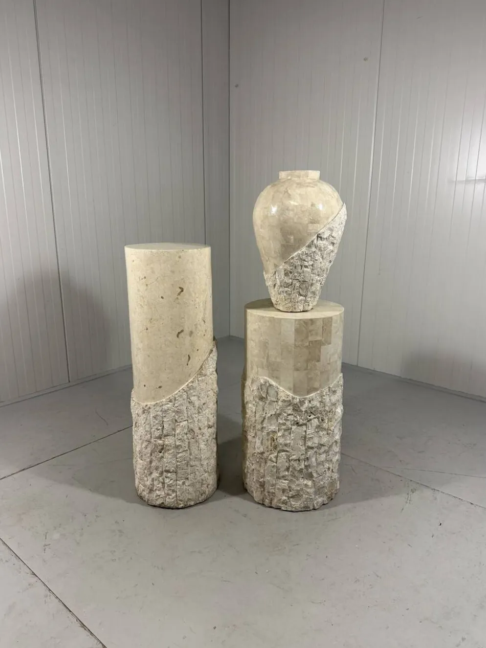 Colonnes et vase en pierre de travertin de Mactan, années 1980