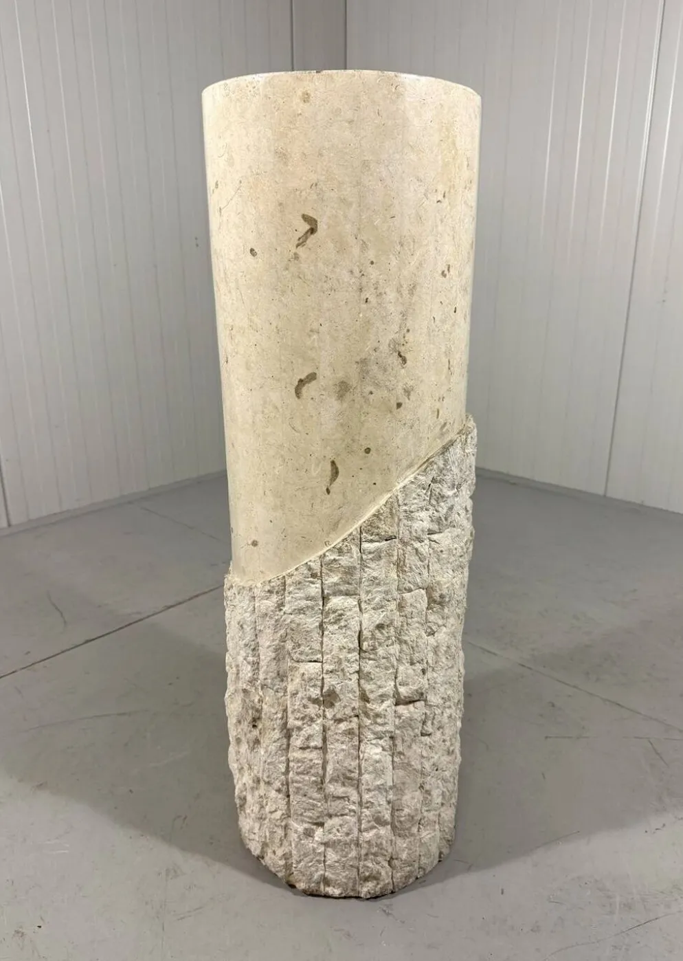 Colonnes et vase en pierre de travertin de Mactan, années 1980