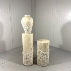 Colonnes et vase en pierre de travertin de Mactan, années 1980
