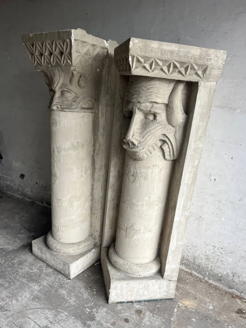 Colonnes sculpturales en plâtre par Walter De Buck (lot de 2)