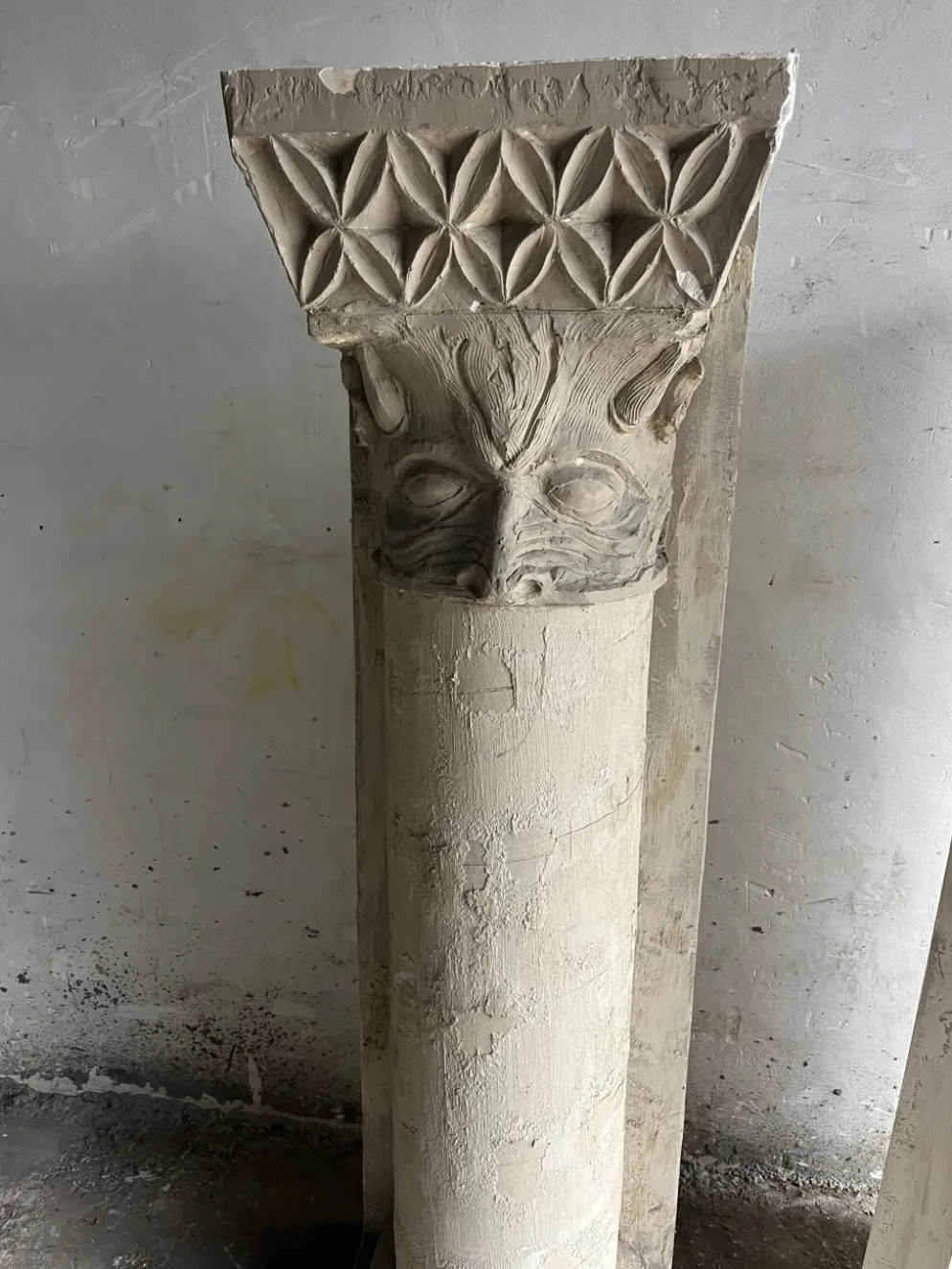Colonnes sculpturales en plâtre par Walter De Buck (lot de 2)