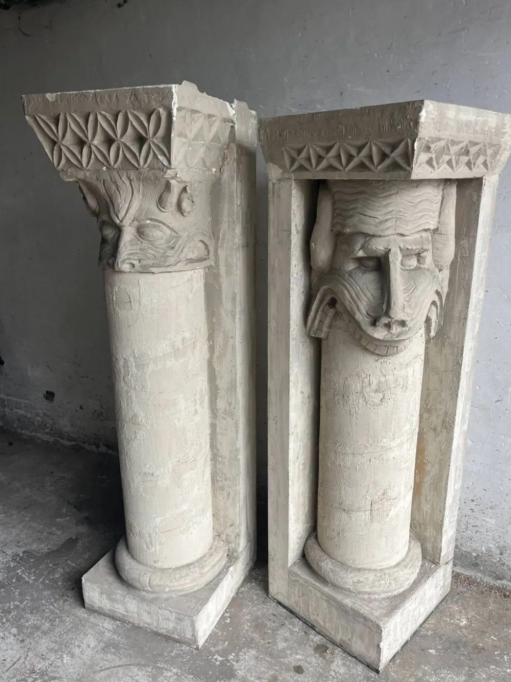 Colonnes sculpturales en plâtre par Walter De Buck (lot de 2)