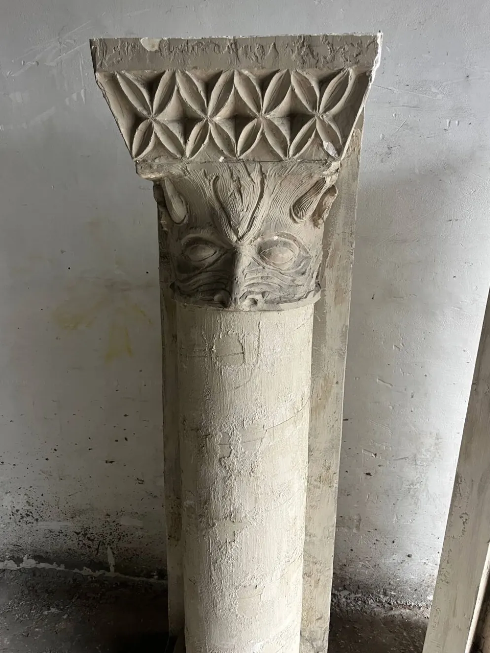 Colonnes sculpturales en plâtre par Walter De Buck (lot de 2)