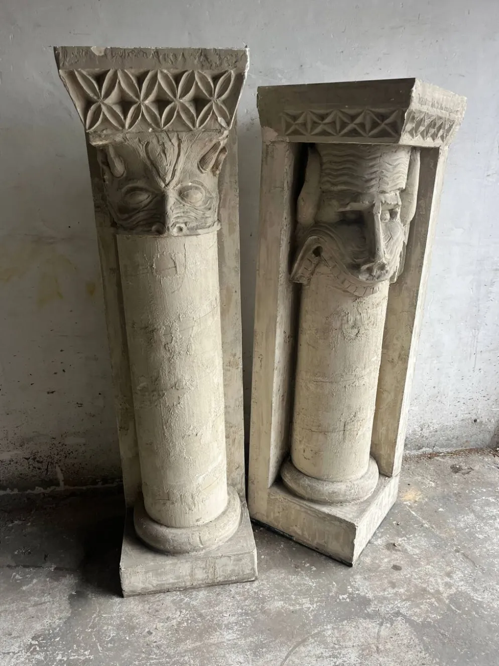 Colonnes sculpturales en plâtre par Walter De Buck (lot de 2)
