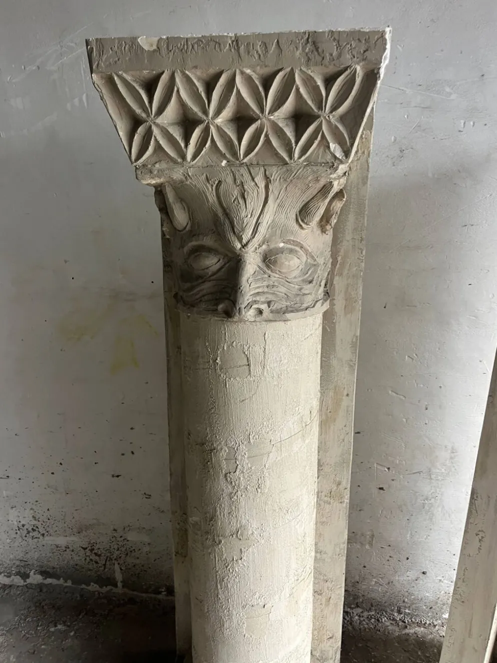 Colonnes sculpturales en plâtre par Walter De Buck (lot de 2)