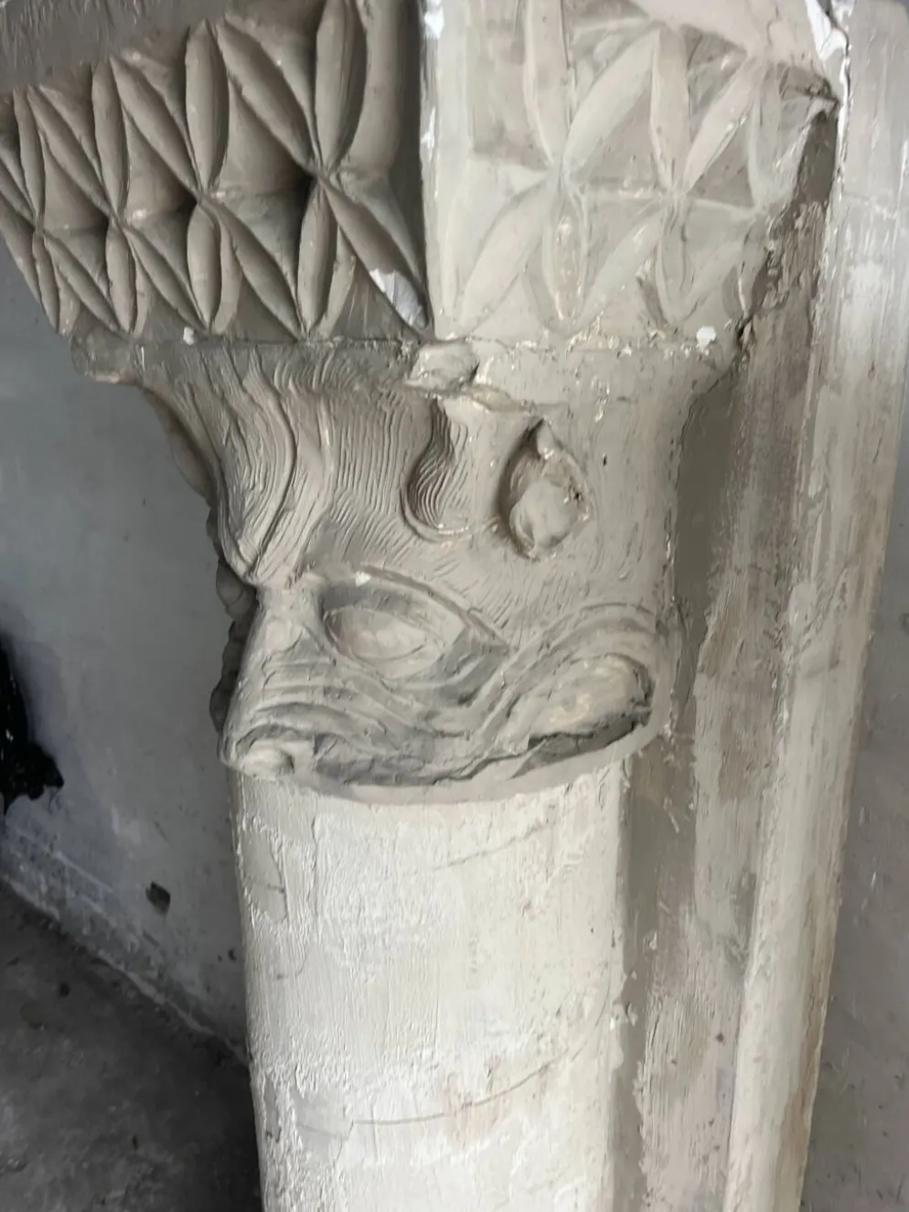 Colonnes sculpturales en plâtre par Walter De Buck (lot de 2)