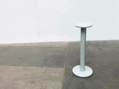 Colonne, table d'appoint space age en métal
