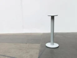 Colonne, table d'appoint space age en métal