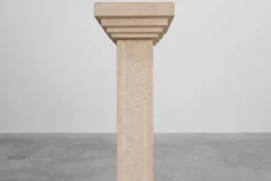 Console du milieu du siècle en pierre beige, France années 1960.