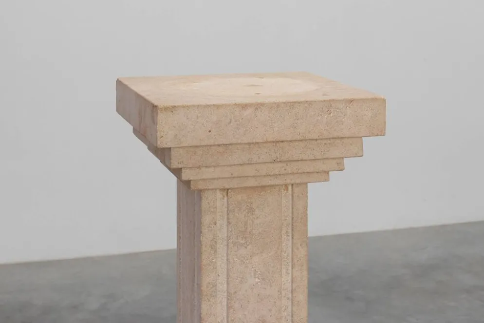 Console du milieu du siècle en pierre beige, France années 1960.