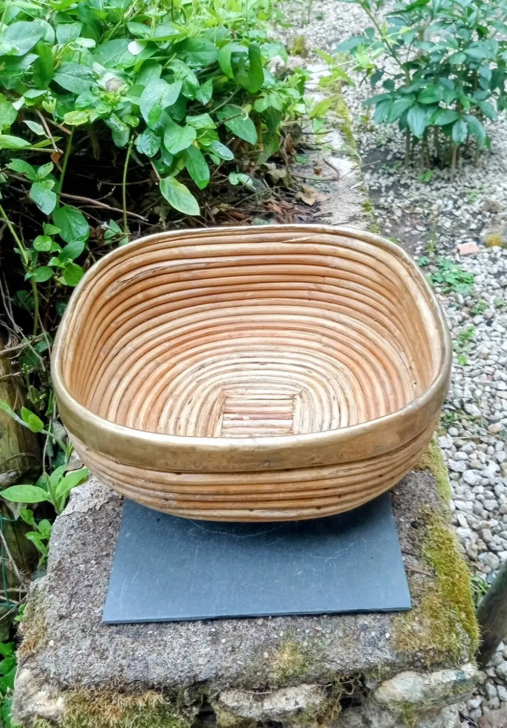 Corbeille en rotin et laiton dans le goût de Gabriella Crespi, Italie années 60