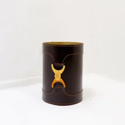 Corbeille à papier en cuir marron avec boucle décorative en métal doré