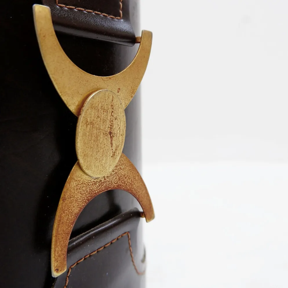 Corbeille à papier en cuir marron avec boucle décorative en métal doré