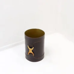 Corbeille à papier en cuir marron avec boucle décorative en métal doré