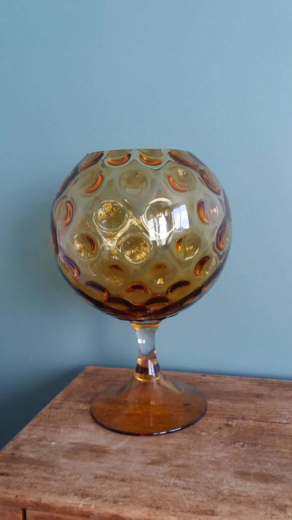 Coupe calice vase ballon sur pied XXL en verre ambré à relief bulles Empoli