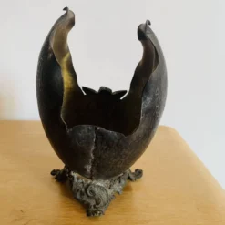 Coupe décorative ancienne en métal martelé à décor de putto