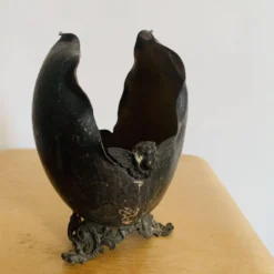 Coupe décorative ancienne en métal martelé à décor de putto