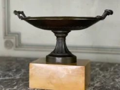 Coupe en bronze sur un socle en marbre jaune de Sienne, début XIXème siècle