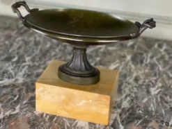 Coupe en bronze sur un socle en marbre jaune de Sienne, début XIXème siècle