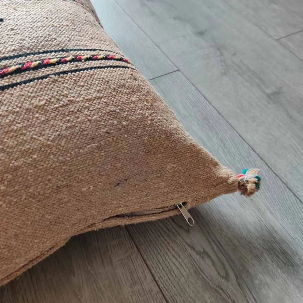 Coussin berbère beige à pompon en coton