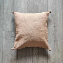 Coussin berbère beige à pompon en coton