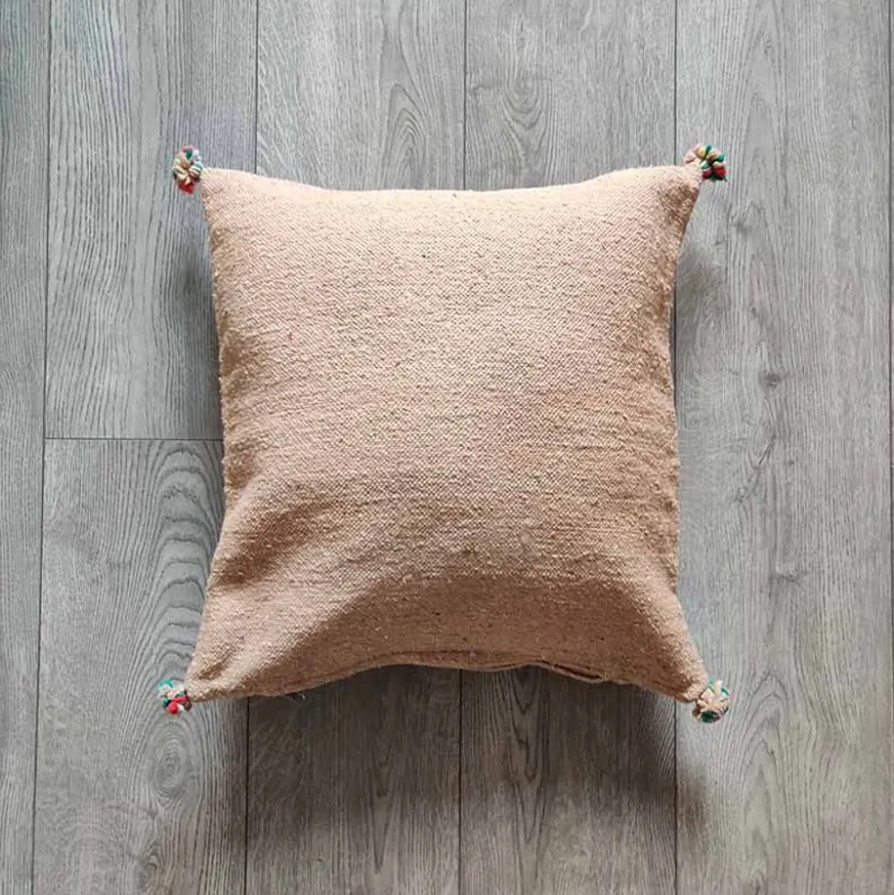 Coussin berbère beige à pompon en coton