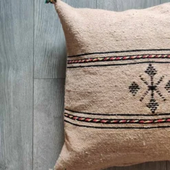 Coussin berbère beige à pompon en coton