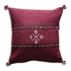 Coussin berbère bordeaux à pompon en coton