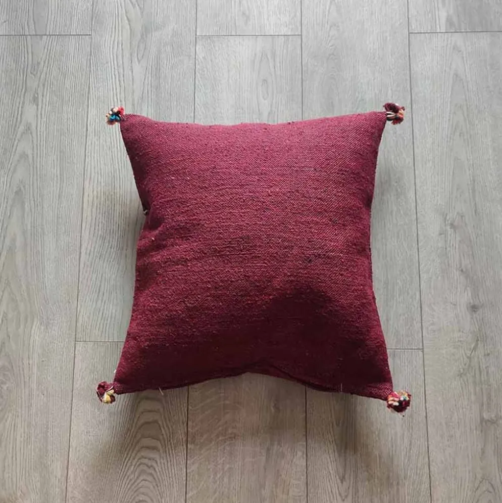 Coussin berbère bordeaux à pompon en coton