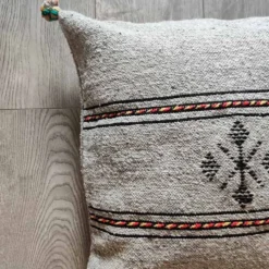 Coussin berbère gris clair fait main en coton