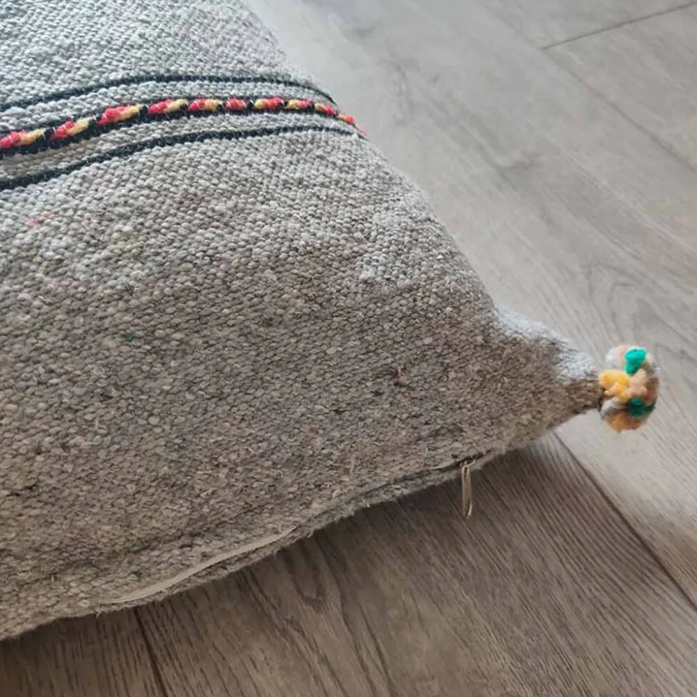 Coussin berbère gris clair fait main en coton
