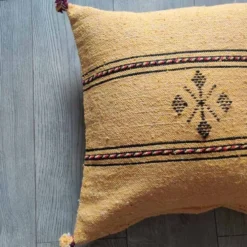 Coussin berbère jaune à pompon en coton