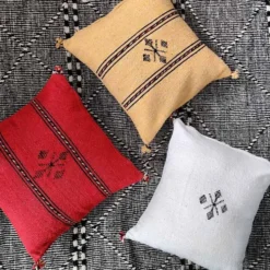Coussin berbère jaune à pompon en coton