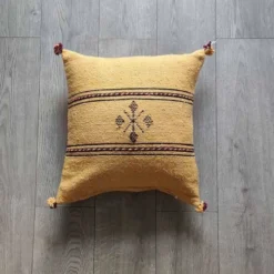 Coussin berbère jaune à pompon en coton